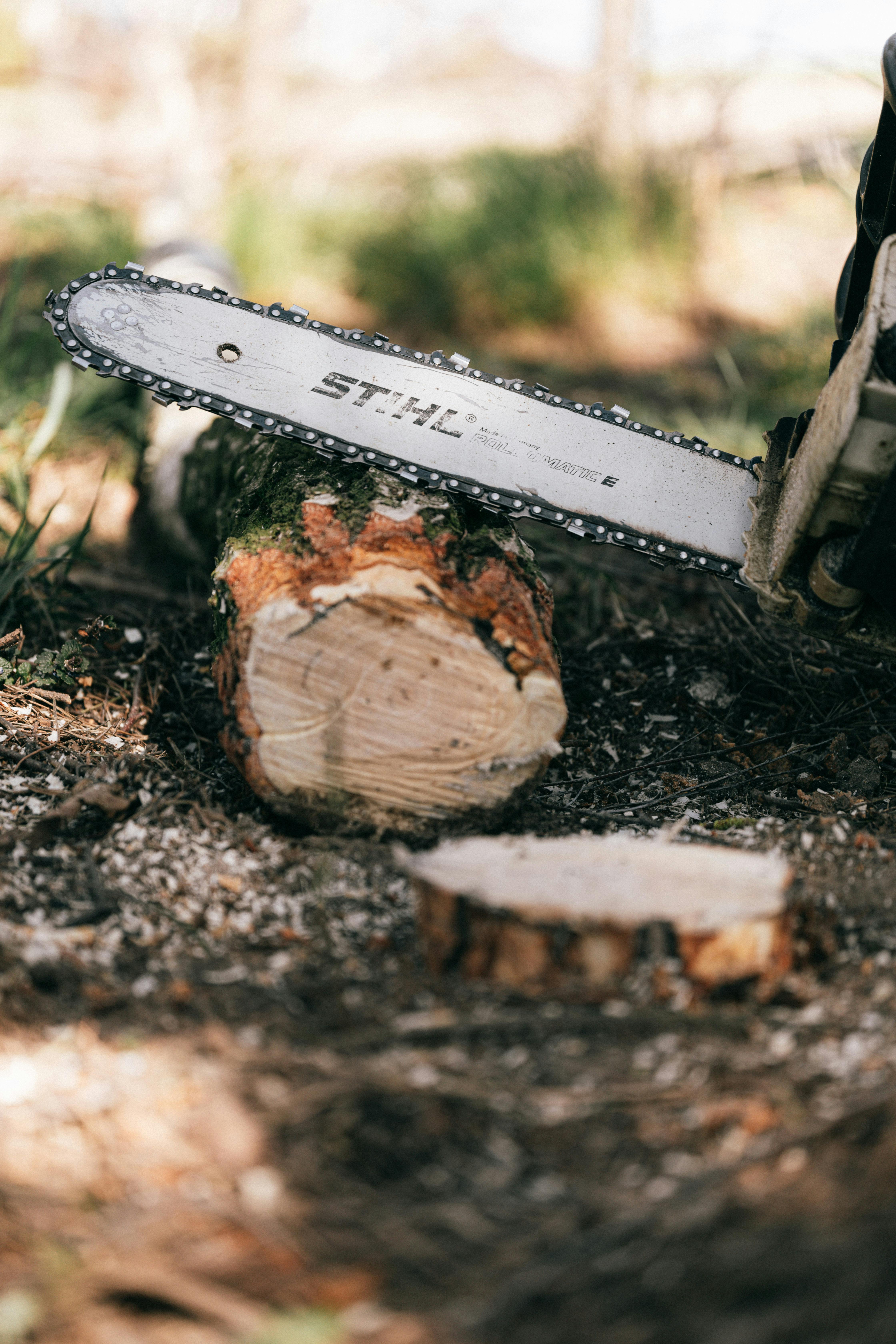 Stihl Akku Kettensäge in construction